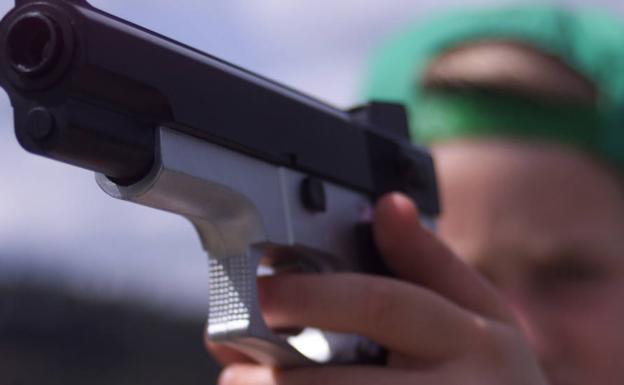 Un niño de 14 años mata con una pistola a cinco miembros de su familia | El Comercio